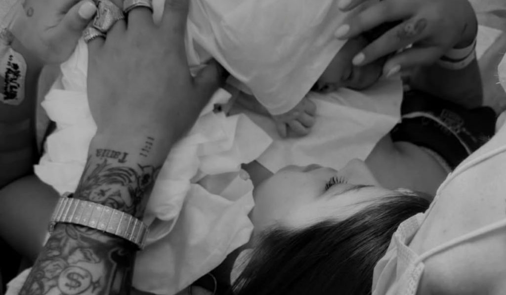 ¡Llegó Amelia! AK4:20 e Ignacia Antonia anuncian el nacimiento de su primera hija