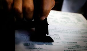 PDI detiene a médicos extranjeros por millonario fraude con licencias médicas