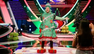 Martín Cárcamo se roba el show con llamativo look navideño en Canal 13