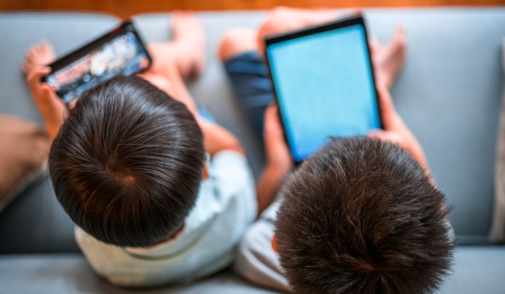 Niños más conectados que nunca: Experta advierte efectos del exceso digital en verano