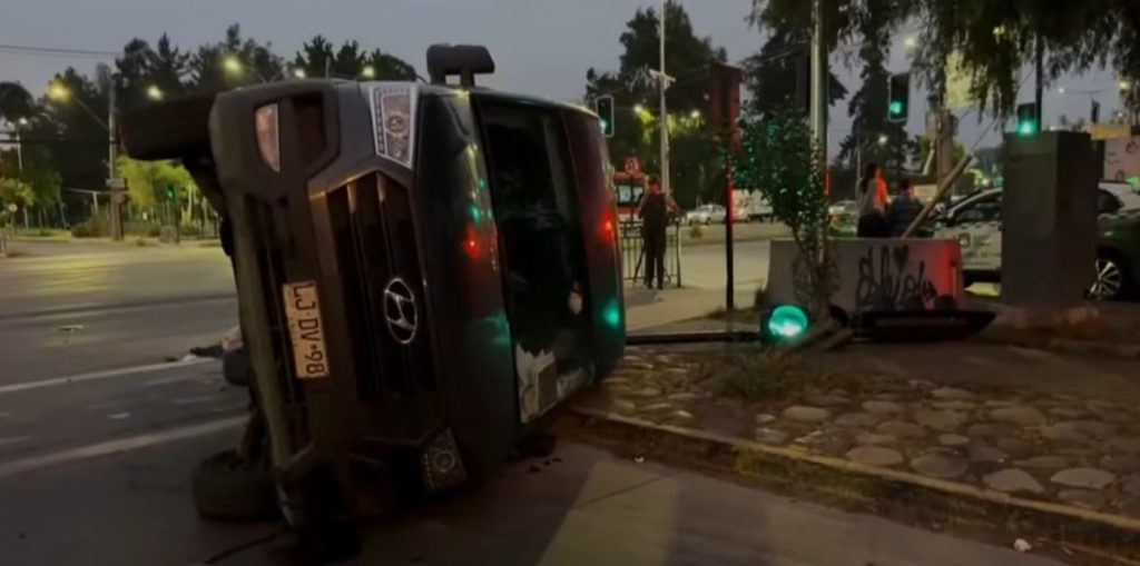 Choque deja un auto volcado y tres heridos en La Pintana: Conductor se dio a la fuga