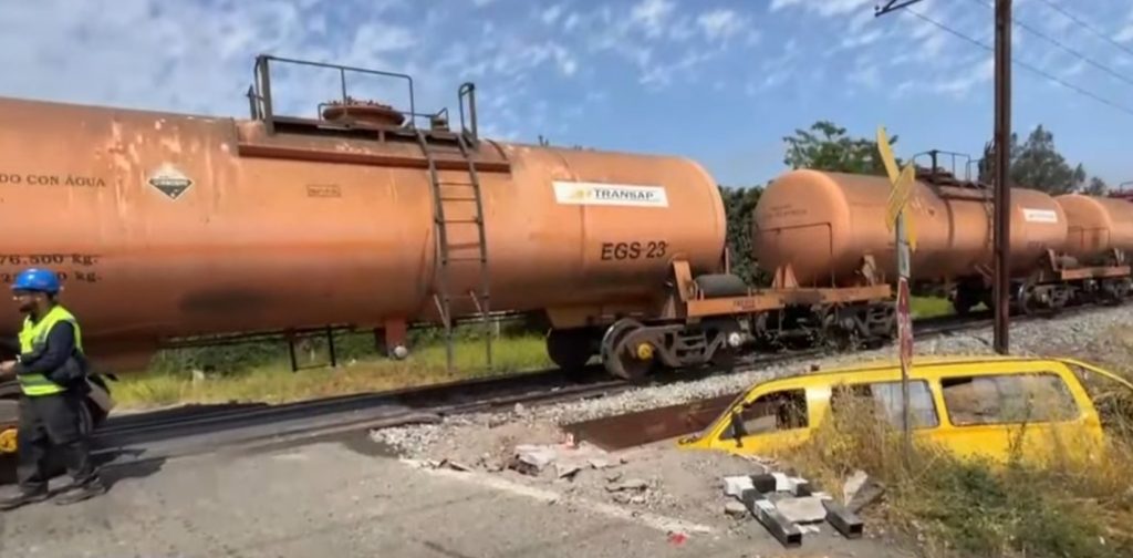 Furgón choca con tren de carga que transportaba ácido sulfúrico en Buin