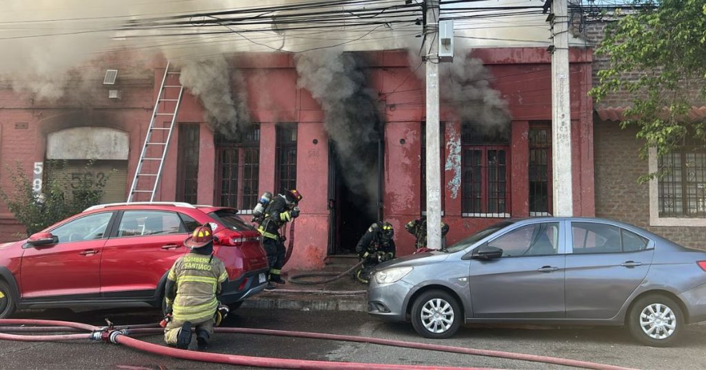 Bomberos controla incendio estructural que afectó a dos viviendas en Recoleta
