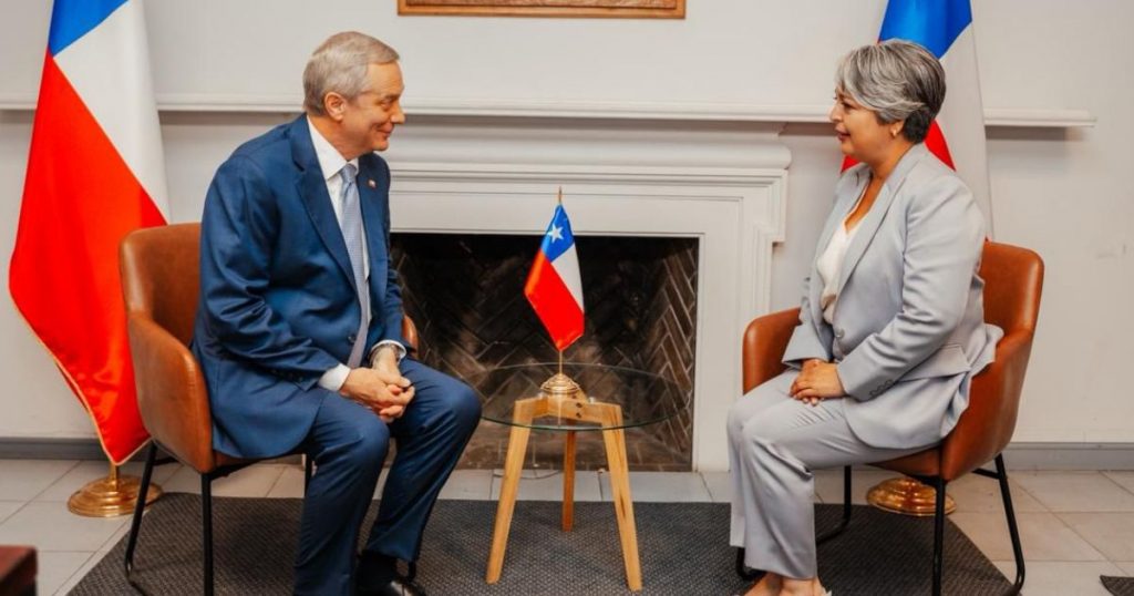 Presidente electo Kast y Jeannette Jara sostuvieron breve reunión tras segunda vuelta