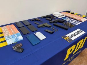 Peñalolén: PDI incauta 4 armas y detiene a 5 personas tras denuncia por violencia intrafamiliar