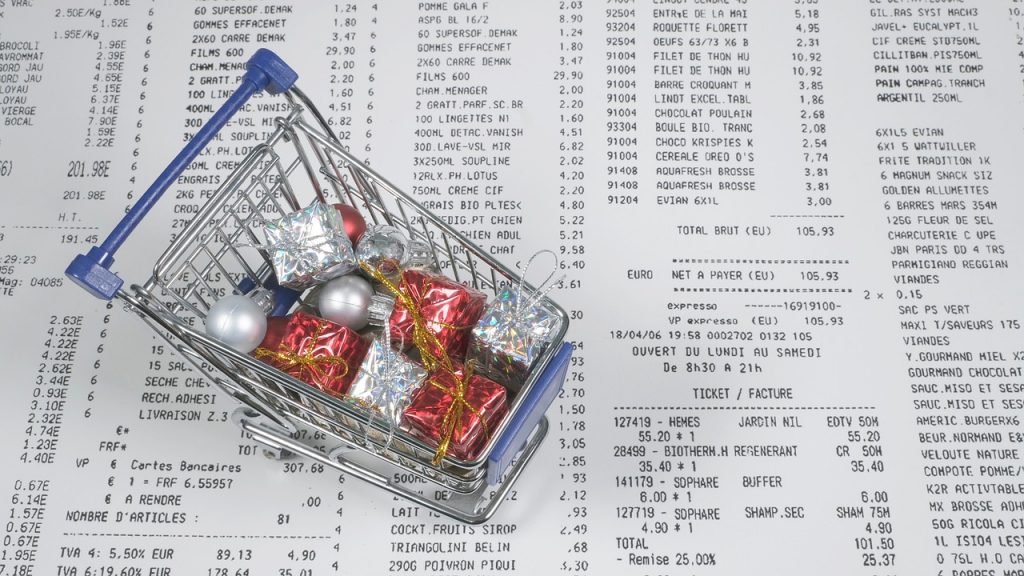 Alto riesgo de sobreendeudamiento en Navidad: experto entrega claves para enfrentar la temporada de consumo