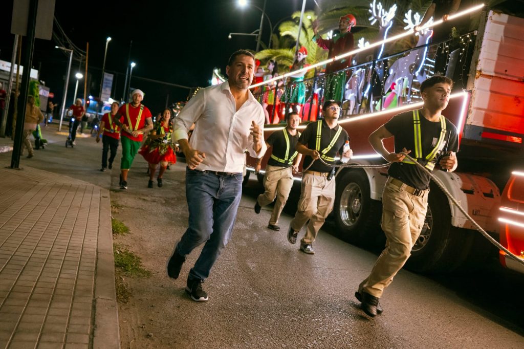 Cómo se preparó el alcalde Reyes para correr 60 kilómetros en cuatro días con caravana navideña de La Florida