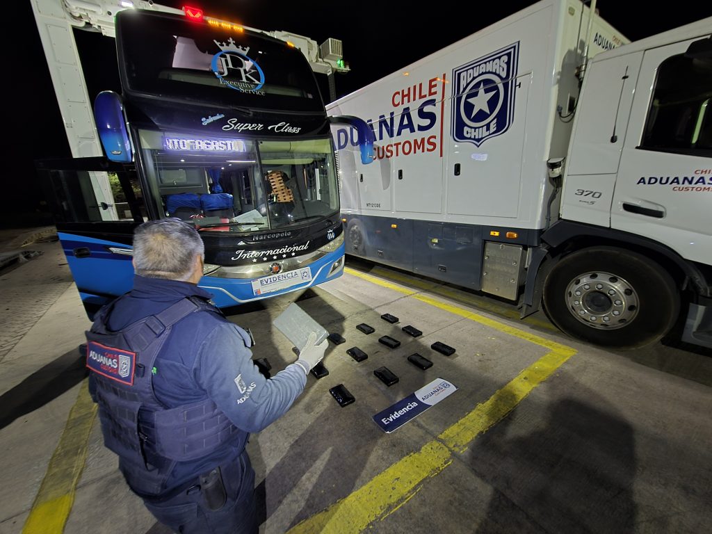 Quillagua: Aduanas incauta casi 28 kilos de cocaína oculta en estructuras de buses