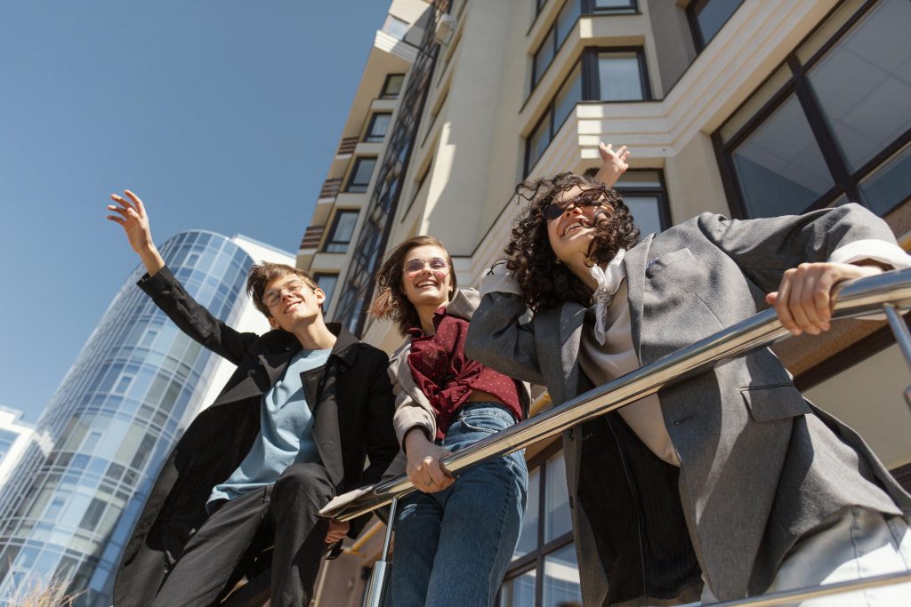 Generación Z vuelven al mercado inmobiliario: Ventas crecen 13% y cambian el mapa de la RM