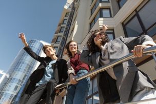 Generación Z vuelven al mercado inmobiliario: Ventas crecen 13% y cambian el mapa de la RM