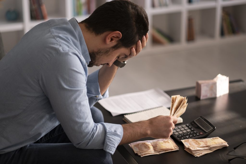 Fin de año y gastos sin control: Académico entrega claves para evitar el sobreendeudamiento