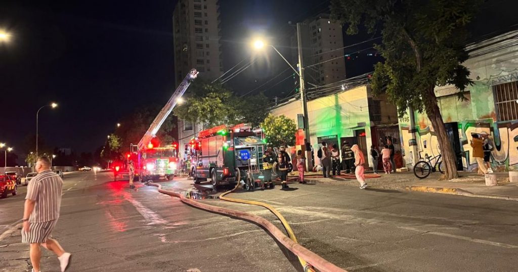 Bomberos combatió incendio en cité de Santiago: Cerca de 50 personas fueron evacuadas