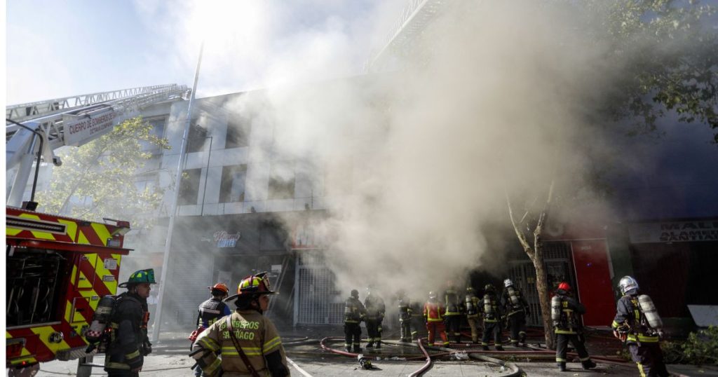 Incendio afectó a galería en Santiago Centro: No se registraron heridos y se controló emergencia