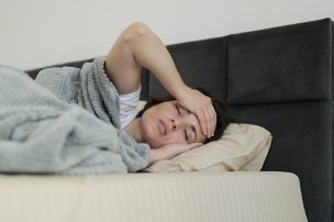 Cómo dormir mejor en medio de una ola de calor: consejos para descansar cuando el termómetro no baja