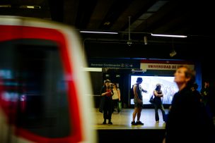 Metro de Santiago reporta retraso en Línea 1
