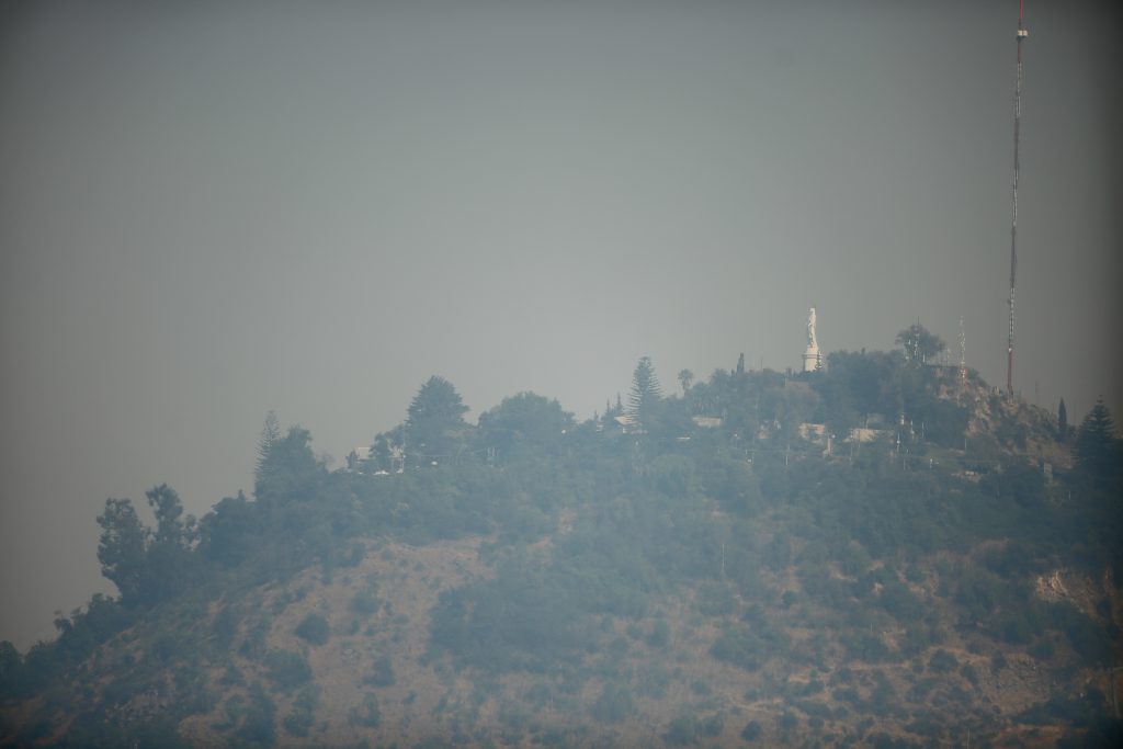 VIDEO | Este es el registro del incendio en Cerro San Cristóbal: densa columna de humo alerta a vecinos