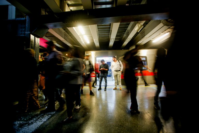 Metro de Santiago informa cierre de estaciones en Línea 4 por emergencia médica