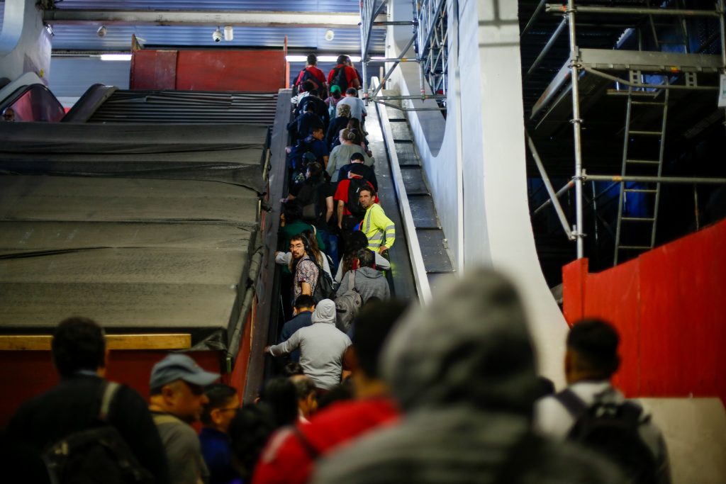 Metro de Santiago reporta retraso en Línea 5 por inusual causa