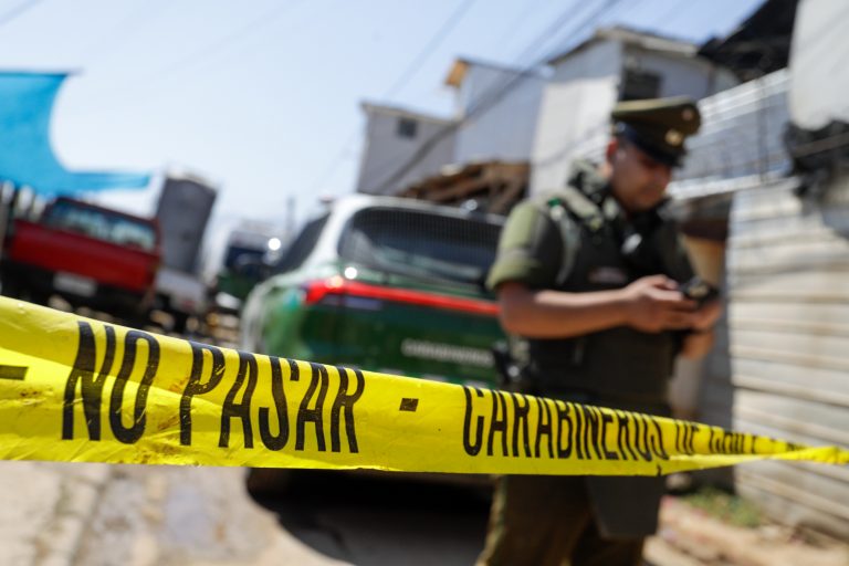 Violento turbazo en Maipú: Delincuentes golpearon a una menor de edad y robaron $160 millones en especies