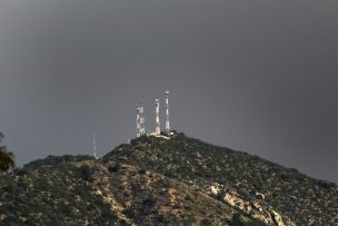 Humo de incendio forestal en Tiltil llegó a Santiago: siniestro mantiene amplio despliegue de emergencia