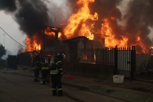 CONAF entrega balance: 26 incendios forestales en combate y alerta roja en varias regiones