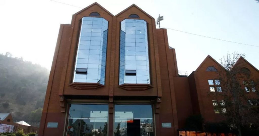 “Con el corazón dividido”: Periodista de Canal 13 se despidió en vivo y confirmó nuevo destino