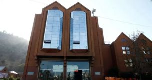 “Con el corazón dividido”: Periodista de Canal 13 se despidió en vivo y confirmó nuevo destino