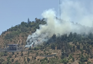 Incendio en Cerro San Cristóbal provoca enorme columna de humo