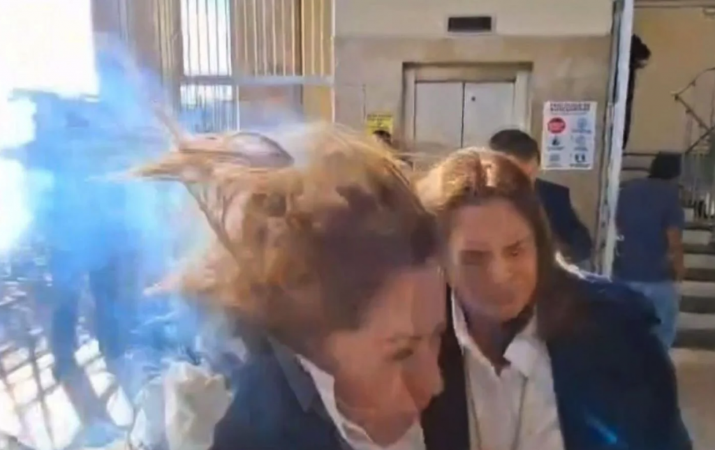 Imágenes sensibles: Lanzan explosivo a una diputada en Honduras y estalla en su espalda