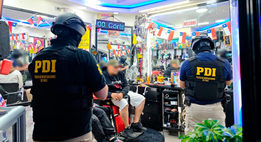 PDI realiza masiva fiscalización de extranjeros en Barrio Franklin