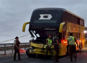 Tragedia en Arica: Bus con pasajeros choca con camión dejando 2 muertos y 9 heridos
