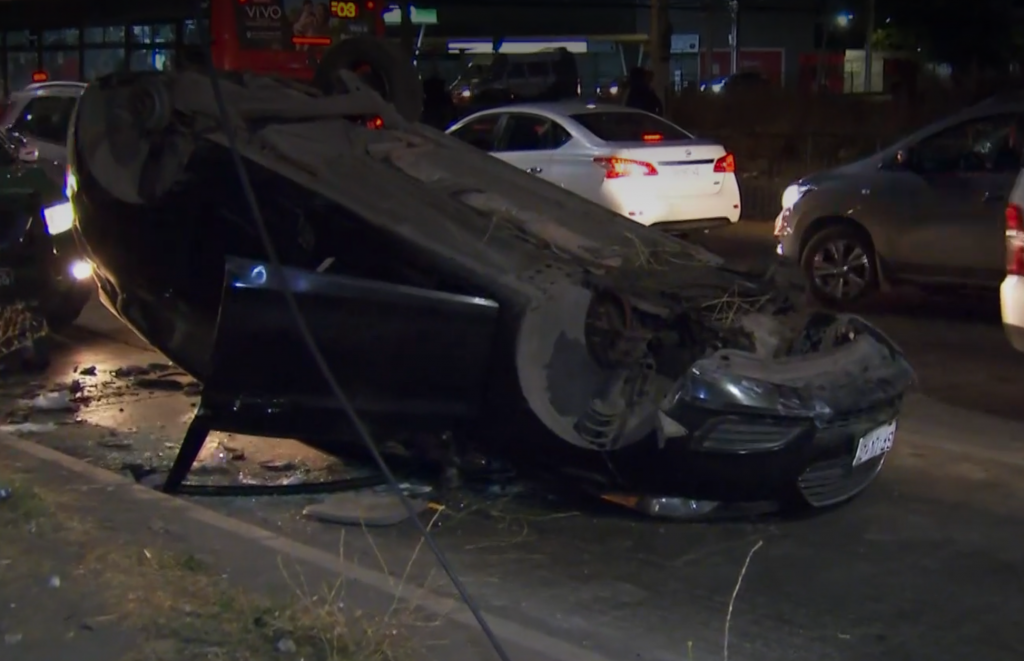 Auto queda destruido tras volcar en San Bernardo: Acumulaba 186 multas y ocupantes escaparon