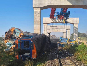 Casi 30 personas mueren tras caer una grúa sobre un tren en Tailandia