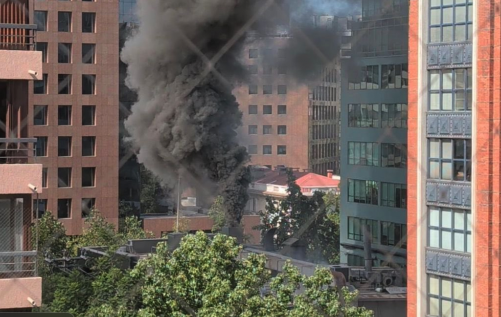Bomberos combate incendio en Las Condes: Siniestro provoca enorme columna de humo