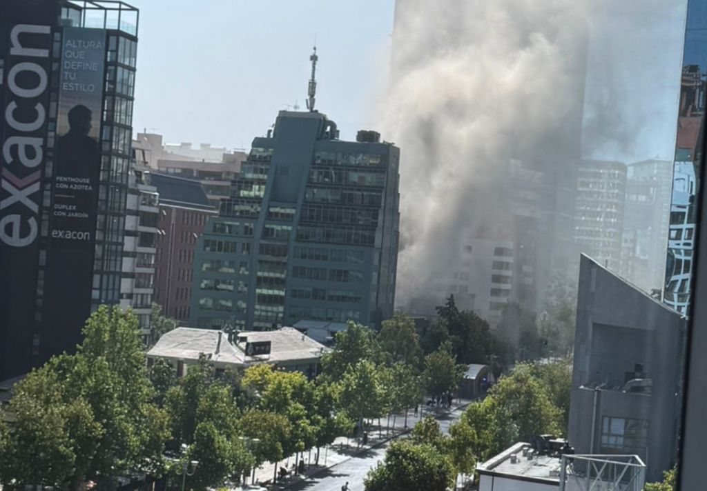 Bomberos combate incendio en Las Condes: Siniestro provoca enorme columna de humo