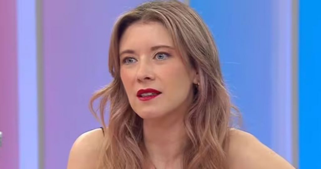 ¿Romance confirmado? Captan a Carla Jara junto a animador de TVN en Olmué