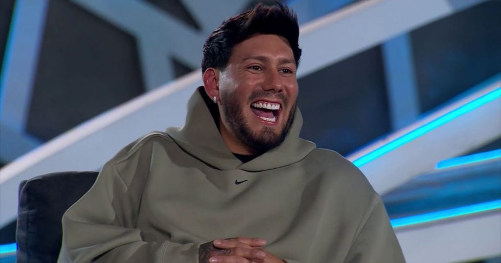 Dash confiesa su amor por carabinera en Mundos Opuestos: “Yo creo que le gusto porque soy un bandido”