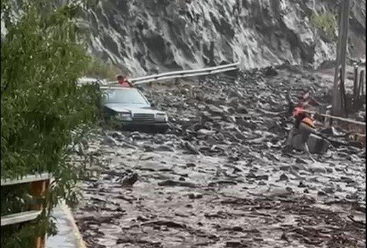 Deslizamiento de tierra en Camino a Farellones deja personas aisladas