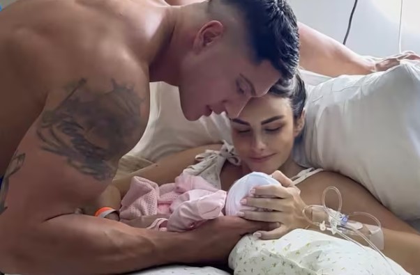 Emilia Dides y Sammis Reyes anuncian el nacimiento de su primera hija con emotivas fotos