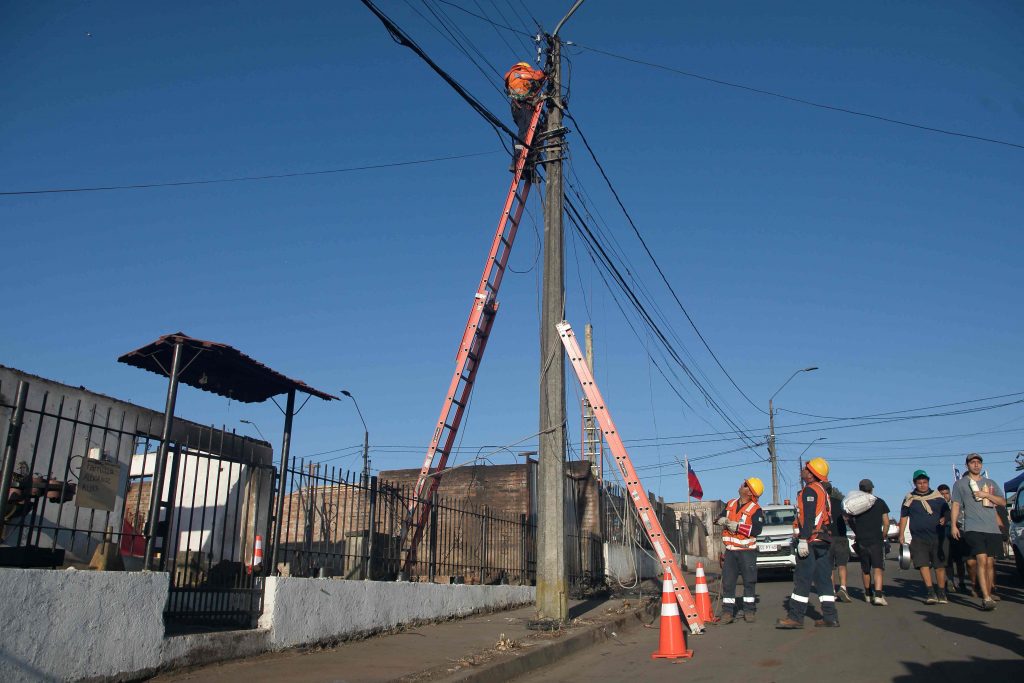 CGE finaliza reconstrucción de 41 kilómetros de líneas eléctricas dañadas por incendios forestales en Biobío