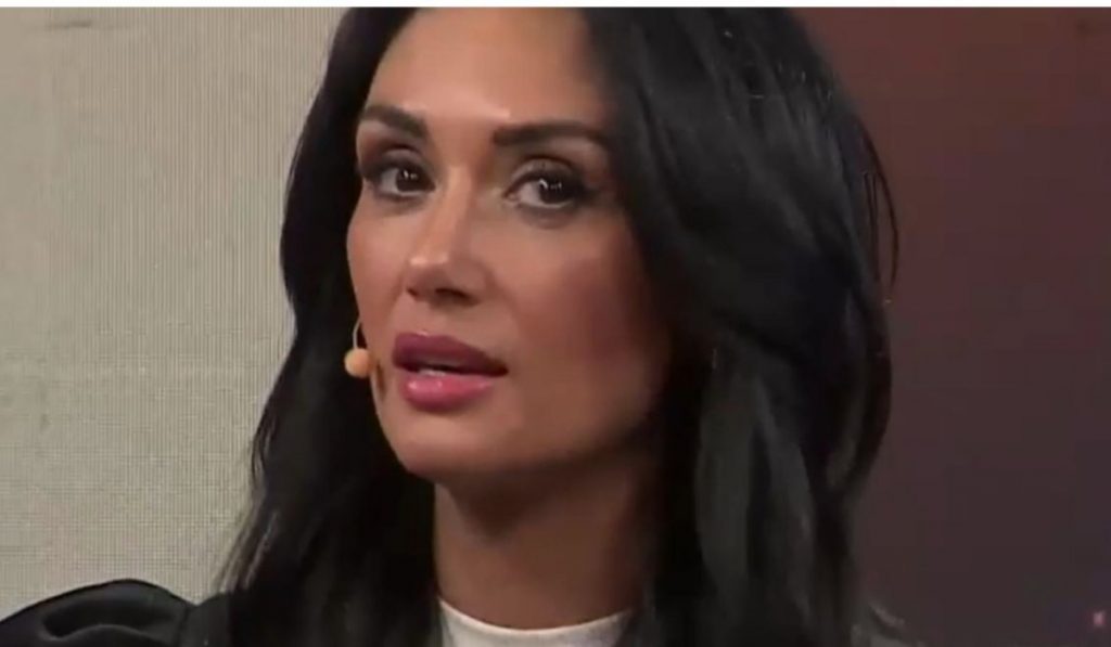 “¡Lo agarraron pal’ leseo! Pamela Díaz recibe a panelista con mordaz broma en su regreso a la TV