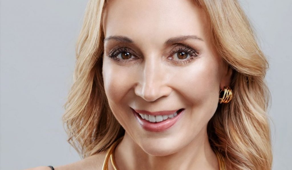 Karen Doggenweiler vuelve a apostar por talento chileno y sorprende con vestido para Viña