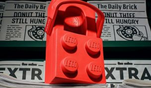 LEGO rompe esquemas y se une a Crocs: El insólito calzado que está dando la vuelta al mundo