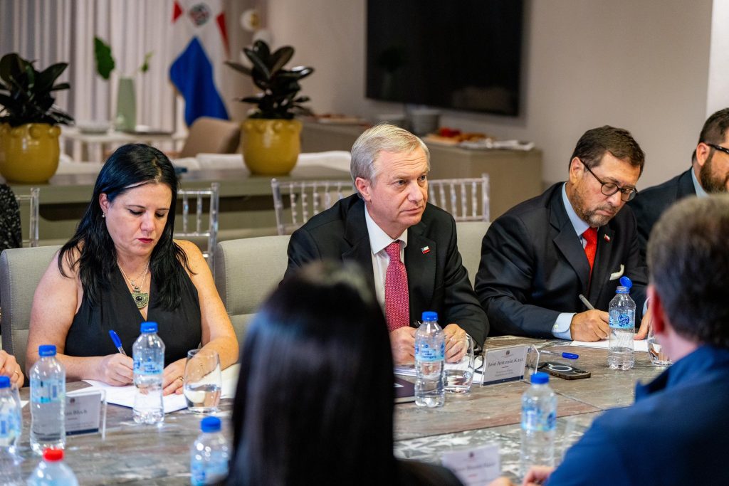 Kast analiza medidas contra migración irregular en visita a la frontera entre República Dominicana y Haití 