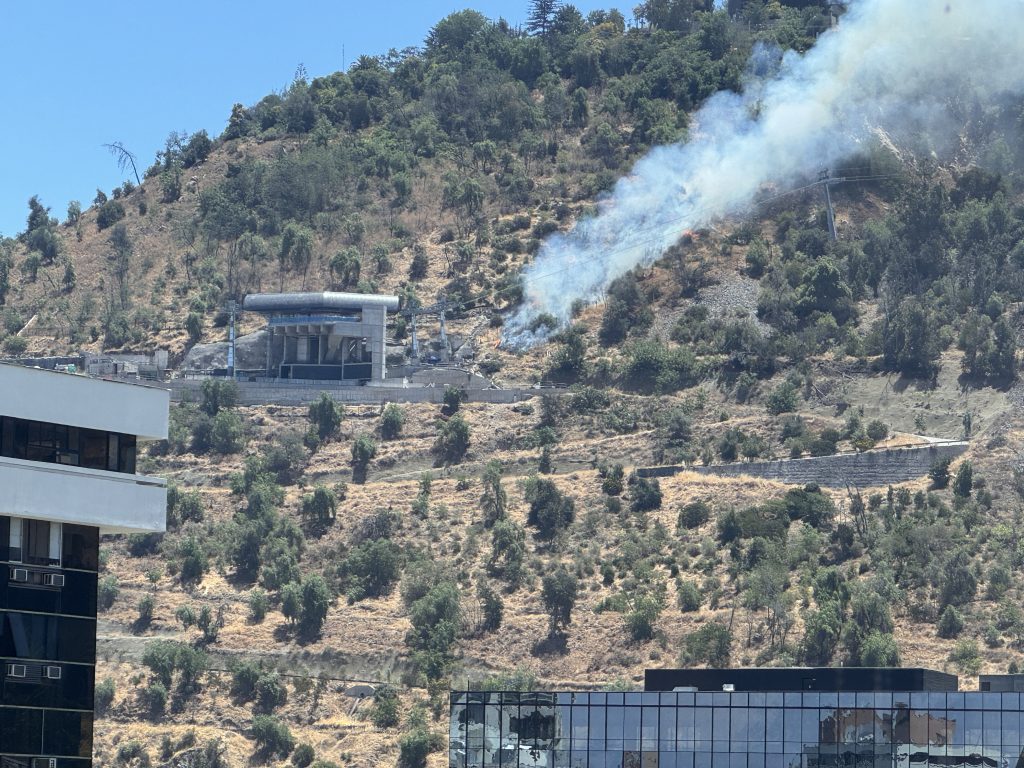 Incendio en Cerro San Cristóbal provoca enorme columna de humo
