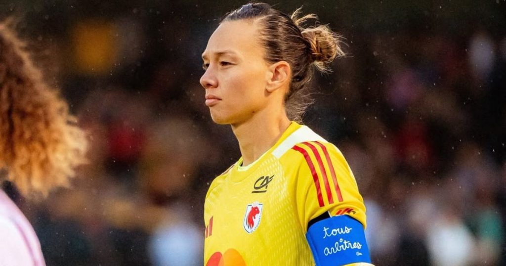 Christiane Endler sufre grave golpe en la cabeza durante partido en Francia: Debió ser reemplazada