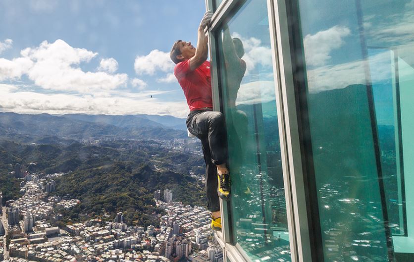 El nuevo hito de Alex Honnold: escaló sin protección el rascacielos más alto de Taiwán