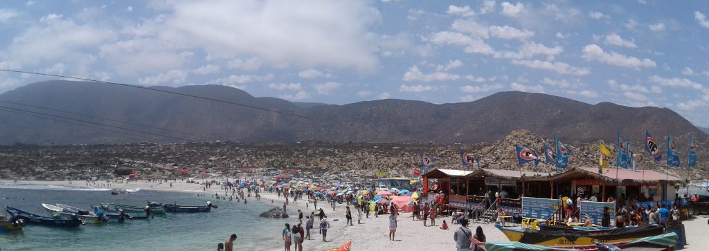 Insólita situación en Totoralillo: instalan piscina armable en la playa y cobran por su uso