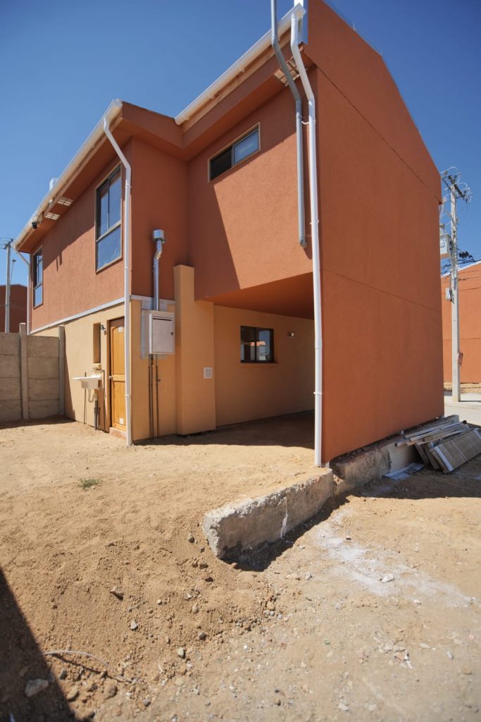 Reconstrucción en Quilpué: familias reciben viviendas ampliadas tras el megaincendio de 2024