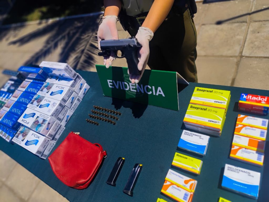 Carabineros detiene a matrimonio e hija por receptación aduanera y tenencia ilegal de armas